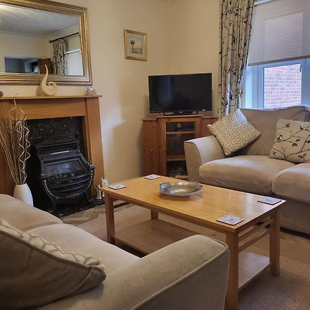 Grayz Townhouse - Free Onsite Parking For 2 Cars Villa Lincoln Bagian luar foto