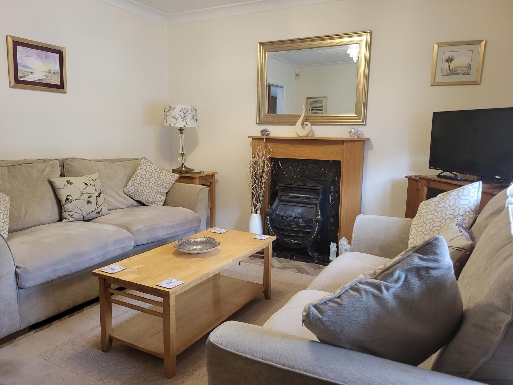 Grayz Townhouse - Free Onsite Parking For 2 Cars Villa Lincoln Bagian luar foto