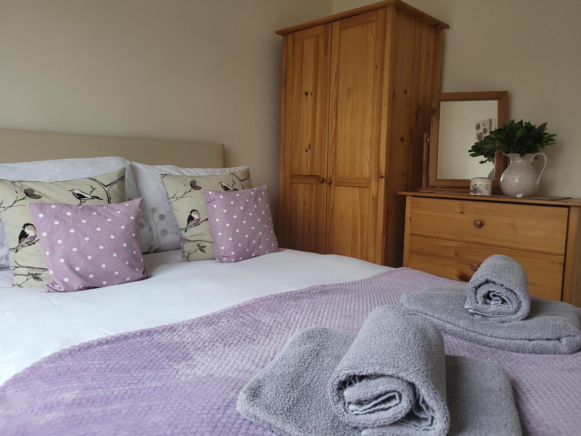 Grayz Townhouse - Free Onsite Parking For 2 Cars Villa Lincoln Bagian luar foto